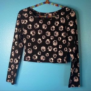 ✨Host Pick✨ Divided by H&M daisies crop top